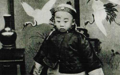 Στις 2 Δεκεμβρίου 1908 ο Που Γι στέφεται τελευταίος αυτοκράτορας της Κίνας