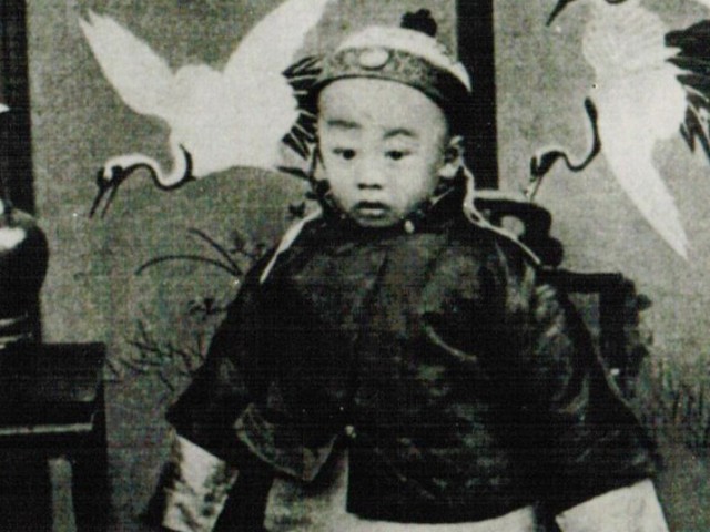 Στις 2 Δεκεμβρίου του 1908 ο Που Γι στέφεται τελευταίος αυτοκράτορας της Κίνας