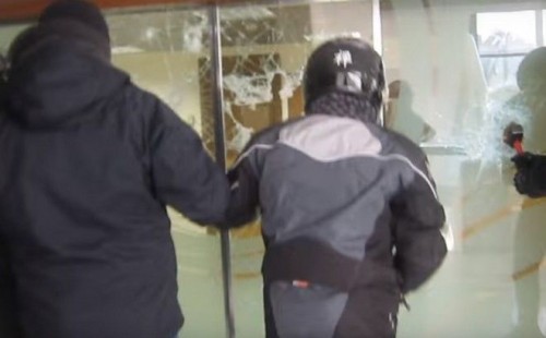Βίντεο από την εισβολή του «Ρουβίκωνα» στα γραφεία του «Τειρεσία»