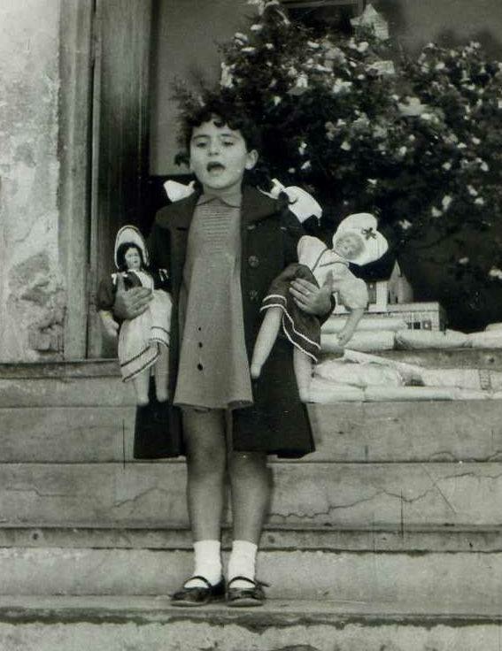 χριστουγεννα στο εβραϊκό σχολείο μου. Εδω με τις κουκλες μας. Λεω το μακάβριο ποιημα. "Την κούκλα μου την εβαλα κοντα στον παπαγάλο της εβγαλε τα μάτια της και τώρα τι να κάνω" 