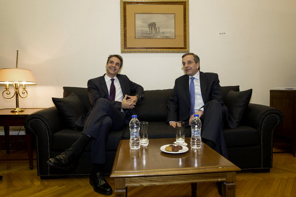 Στιγμιότυπο από τη συνάντηση του Κυριάκου Μητσοτάκη με τον Αντώνη Σαμαρά, δύο μέρες μετά την επικράτηση του πρώτου στην εσωκομματική εκλογή της ΝΔ. 12.1.2016.