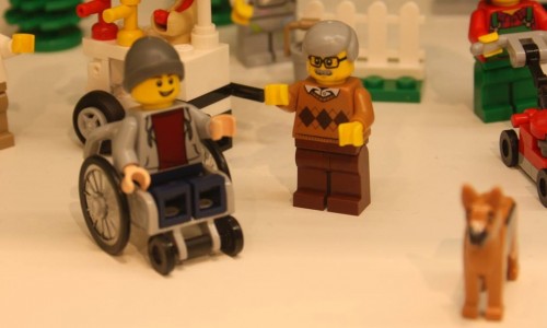 Η Lego παρουσίασε την πρώτη φιγούρα σε αναπηρικό αμαξίδιο