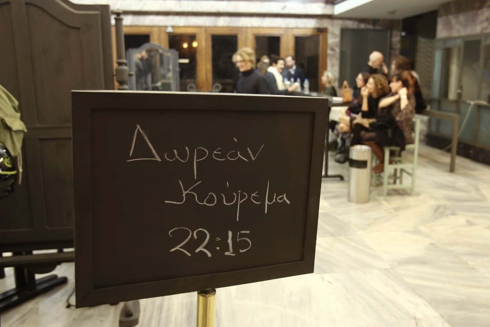 Ç ÐåéñáìáôéêÞ ÓêçíÞ ôïõ Åèíéêïý ÈåÜôñïõ åðáíáëåéôïõñãåß óôï èÝáôñï ÑÅÎ, ÁèÞíá, ÍïÝìâñéïò 2015