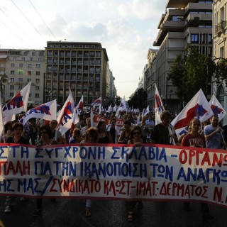 Αιφνιδιαστική συγκέντρωση διαμαρτυρίας του ΠΑΜΕ έξω από το Μέγαρο Μαξίμου