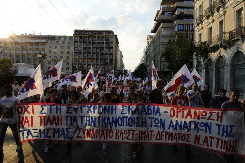 Αιφνιδιαστική συγκέντρωση διαμαρτυρίας του ΠΑΜΕ έξω από το Μέγαρο Μαξίμου