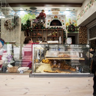 Πίσω από μια τζαμαρία της Σταδίου πλάθονται αυθεντικά ρώσικα πιροσκί