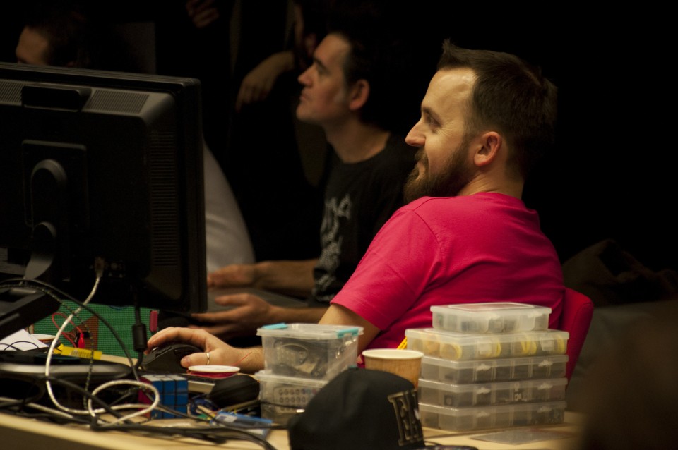 Οι περισσότεροι ωστόσο παρακολουθούν με προσήλωση 