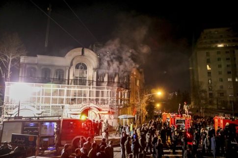 Διαδηλωτές εισέβαλαν στην πρεσβεία της Σαουδικής Αραβίας στο Ιράν