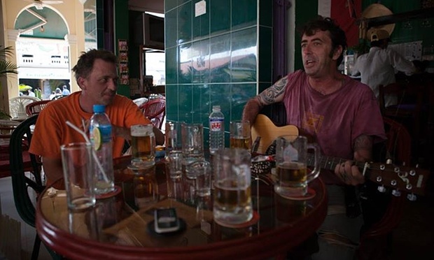 Ο Μανιανίνι (δεξιά) με φίλο του σε μπαρ. Πηγή φωτογραφίας: Λίαμ Μακένζι).