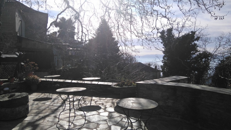 Η βεράντα του ξενώνα. 