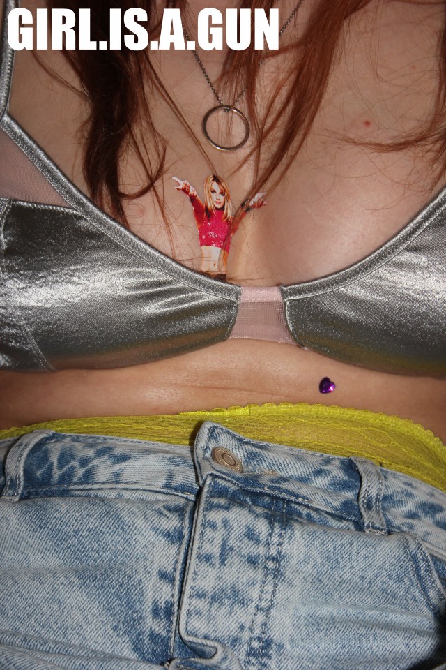 Το εξώφυλλο του GIRL.IS.A.GUN