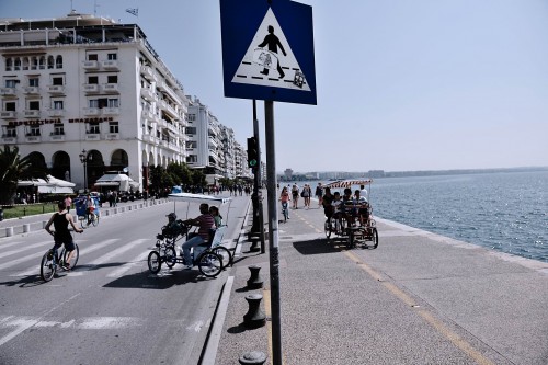 Θεσσαλονίκη: Έκρηξη βόμβας σε είσοδο πολυκατοικίας
