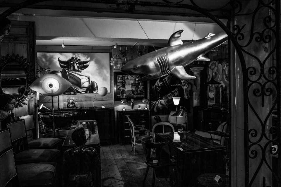 Ιπτάμενος καρχαρίας και υπερμεγέθες μάτι φωτιστικό, σε μαγαζί με έπιπλα της δεκαετίας του '70. Η υπαίθρια αγορά Marche de Clignancourt (Μαρσέ ντε Κλινιανκούρ), Παρίσι, Γαλλία, Ιανουάριος 2016.