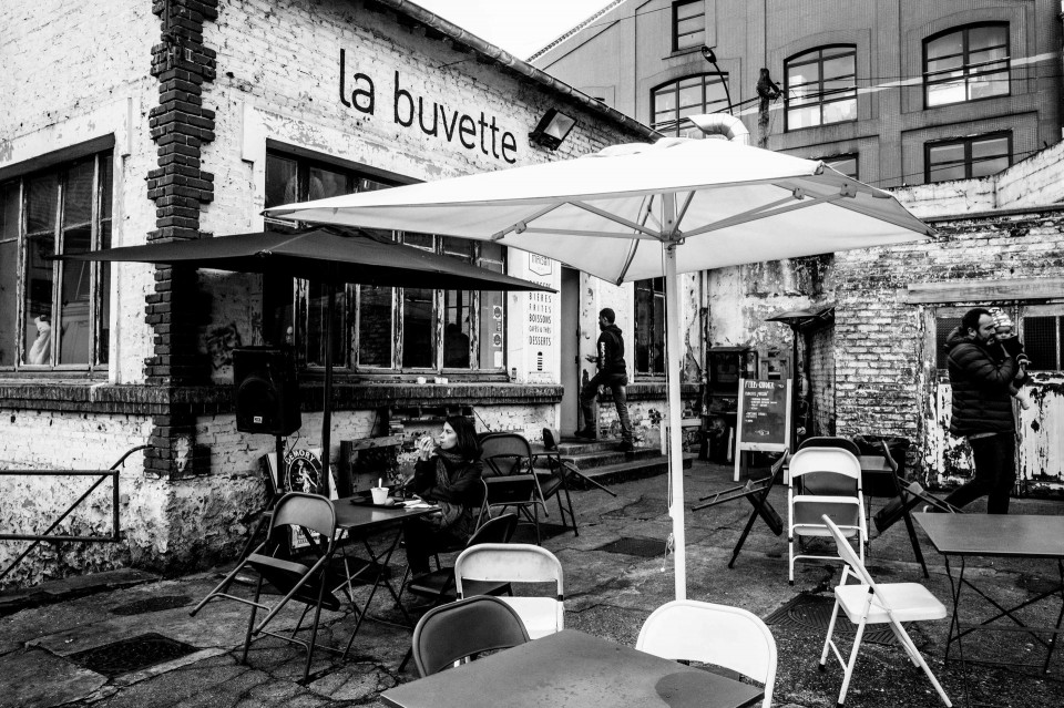 La Buvette, εστιατόριο με χάμπουργκερ και μπύρες. Διάλειμμα στην υπαίθρια αγορά Marche de Clignancourt (Μαρσέ ντε Κλινιανκούρ), Παρίσι, Γαλλία, Ιανουάριος 2016.