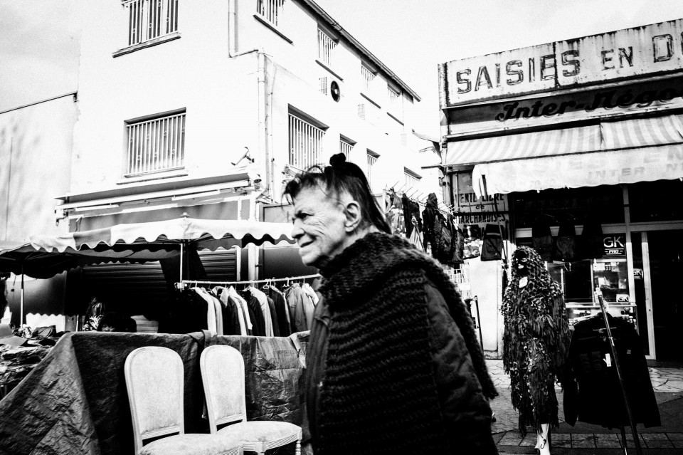 Μια Παριζιάνα, μόνιμη πελάτρια των μαγαζιών της υπαίθριας αγοράς Marche de Clignancourt (Μαρσέ ντε Κλινιανκούρ). Παρίσι, Γαλλία, Ιανουάριος 2016.