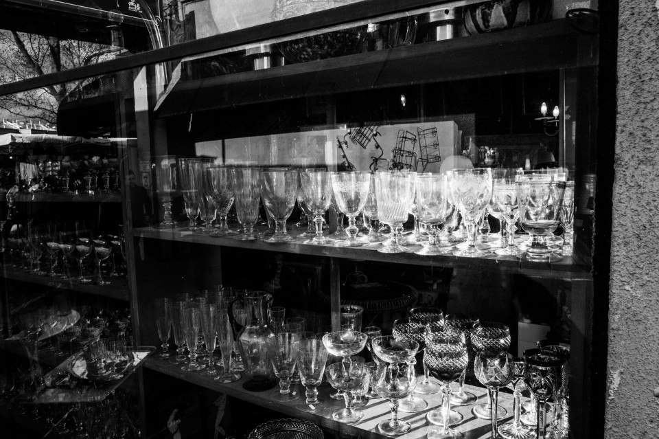 Κρύσταλλα παλιάς κοπής. Ποτήρια λικέρ, ποτήρια κονιάκ, ποτήρια Μαρί Αντουανέτ. Η υπαίθρια αγορά Marche de Clignancourt (Μαρσέ ντε Κλινιανκούρ), Παρίσι, Γαλλία, Ιανουάριος 2016.
