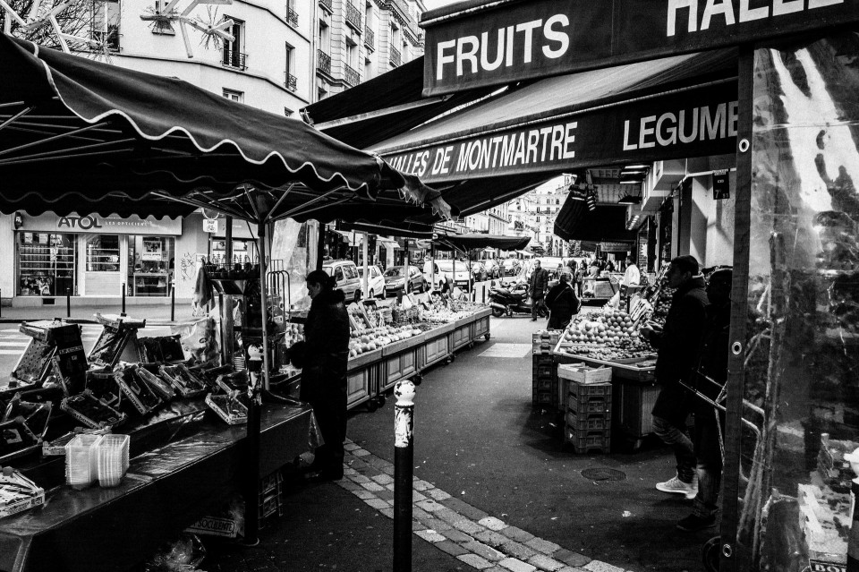 Φρέσκα λαχανικά και φρούτα σε δρόμο της Μονμάρτης. Παρίσι, Γαλλία, Ιανουάριος 2016.