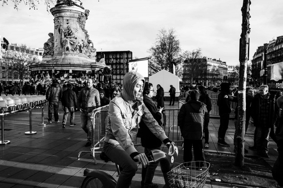 Ποδηλάτης περνά μπροστά από το μνημείο στην πλατεία της Δημοκρατίας. Παρίσι, Γαλλία, Ιανουάριος 2016.