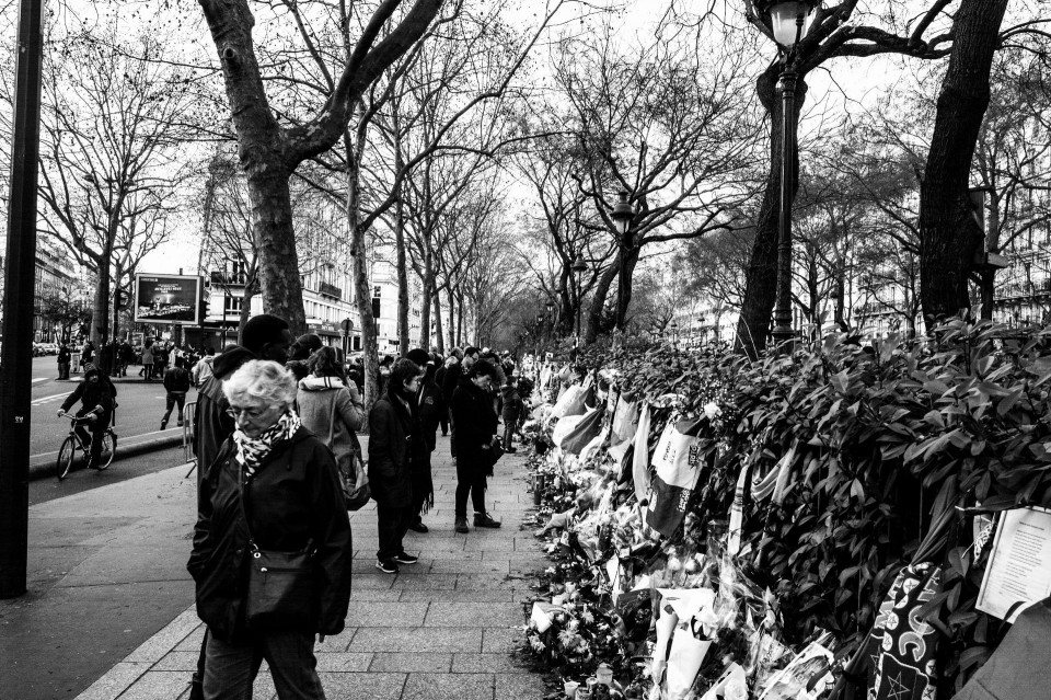 Λίγα βήματα παραπέρα από την πλατεία της Δημοκρατίας, στην λεωφόρο Richard Lenoir (Ρισάρ Λενουάρ), άνθρωποι αφήνουν ακόμα λίγα λουλούδια και κάρτες  αποχαιρετισμού στα θύματα των τρομοκρατικών επιθέσεων της 13ης Νοεμβρίου του 2015. Παρίσι, Γαλλία, Ιανουάριος 2016. 