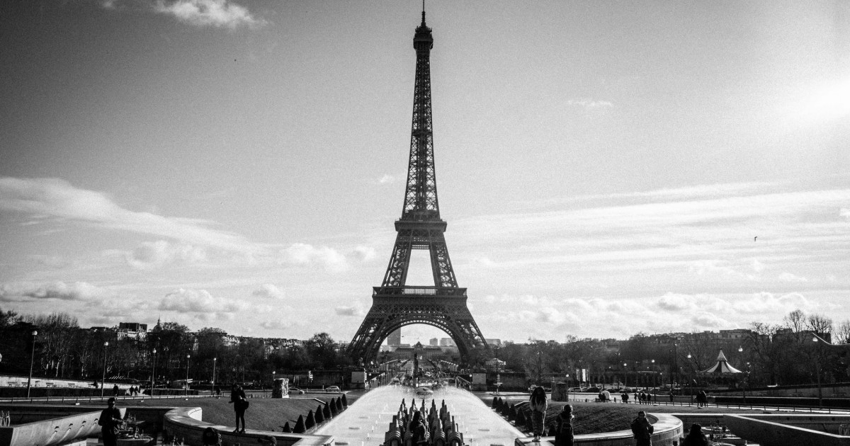 Γαλλία: Στα λευκά το Παρίσι, έκλεισε ο πύργος του Άιφελ ...