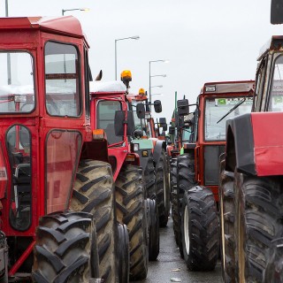Μετωπική σύγκρουση κυβέρνησης-αγροτών, μπλόκα σε όλη τη χώρα