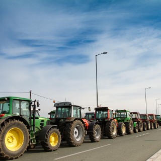 Θεσσαλονίκη: Συγκέντρωση αγροτών με τρακτέρ στην πλατεία της ΧΑΝΘ
