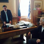 Καμίνης: Υπέγραψε συμβολικά σύμφωνο συμβίωσης ομόφυλου ζευγαριού