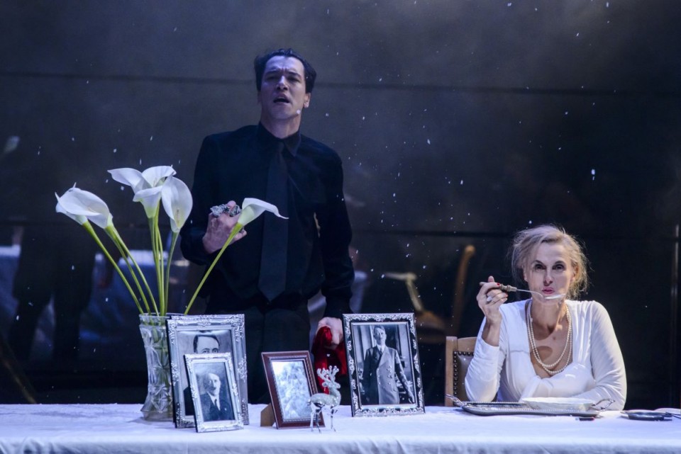 Στιγμιότυπο από την παράσταση «Μάγκντα Γκέμπελς», στο Εθνικό Θέατρο-ΡΕΞ.