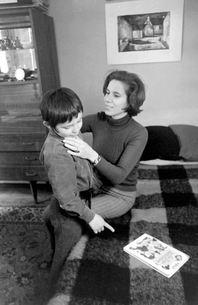 Η Μπεάτε Κλάρσφελντ με το γιο της Αρνό. 