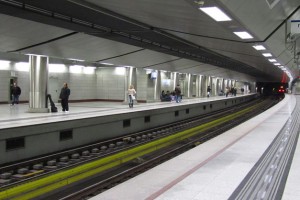 Στις 28 Ιανουαρίου του 2000 πραγματοποιείται η τελετή των εγκαινίων του Μετρό της Αθήνας, στον σταθμό Σύνταγμα