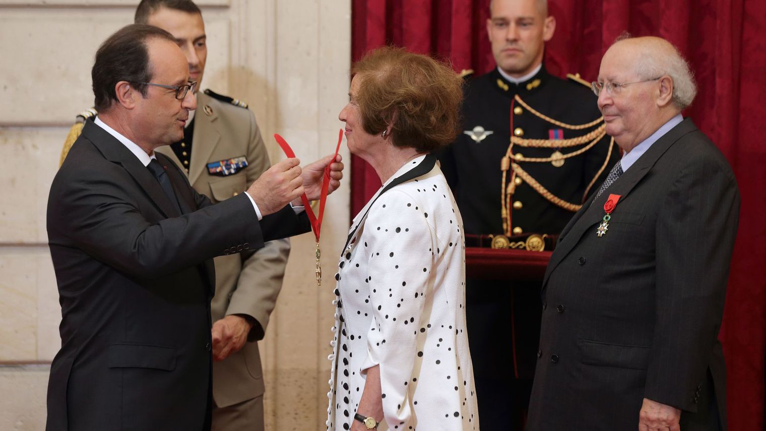 Ο Πρόεδρος της Γαλλικής Δημοκρατίας, Φρανσουά Ολάντ, απονέμει στην Μπεάτε  την ανώτερη διάκριση της Λεγεώνας της Τιμής και στον Σερζ εκείνη του Μεγάλου Αξιωματούχου.