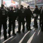 Διαδηλώσεις και αντι-διαδηλώσεις στην Κολωνία με φόντο τις επιθέσεις την παραμονή της Πρωτοχρονιάς