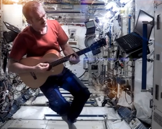 Ο καλύτερος φόρος τιμής στον David Bowie είναι ο αστροναύτης που ερμηνεύει το Space Oddity