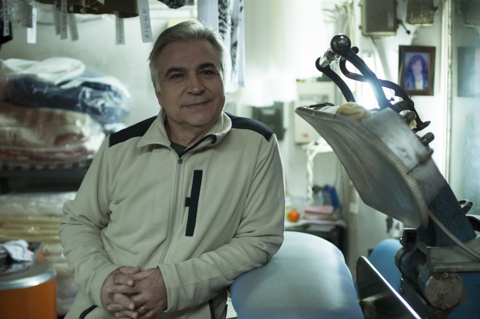 Ο κύριος Διονύσης - «Σάκης» για τους πελάτες του, ιδιοκτήτης του στεγνοκαθαριστηρίου «Αθηναία»