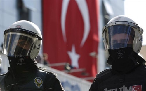 Έφοδος της τουρκικής αστυνομίας στο φιλοκουρδικό κόμμα HDP