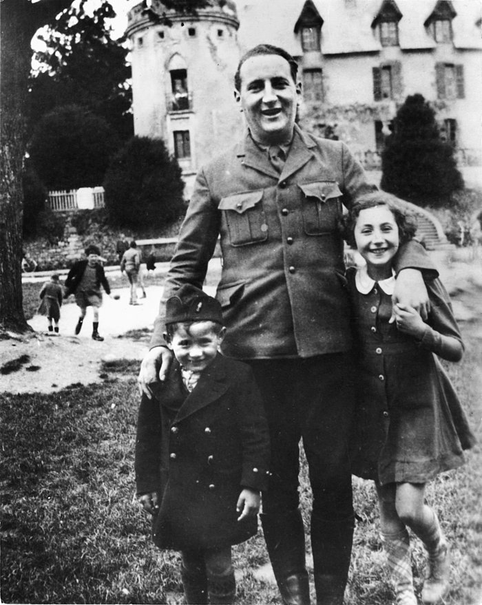 Ο Αρνό Κλάρσφελντ με τα παιδιά του, Σερζ και Ζωρζέτ, στον πύργο του Μαζελιέ, το Μάιο του 1941.