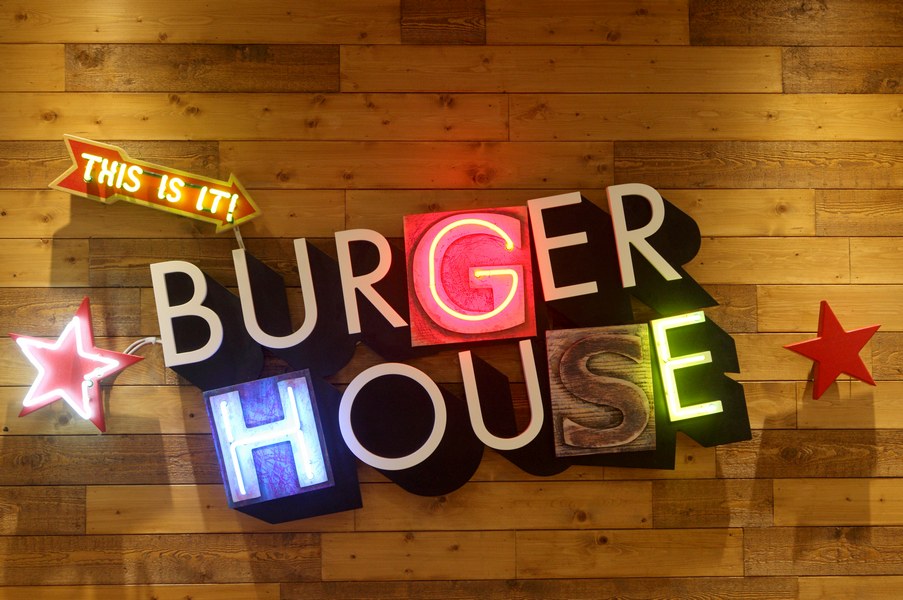 Η νέα ταμπέλα των Goody's Burger House!