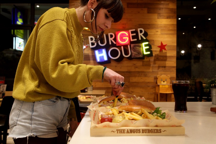 Ανυπόμονη συντάκτρια παρεμποδίζει το έργο του φωτογράφου τρώγοντας πατάτες