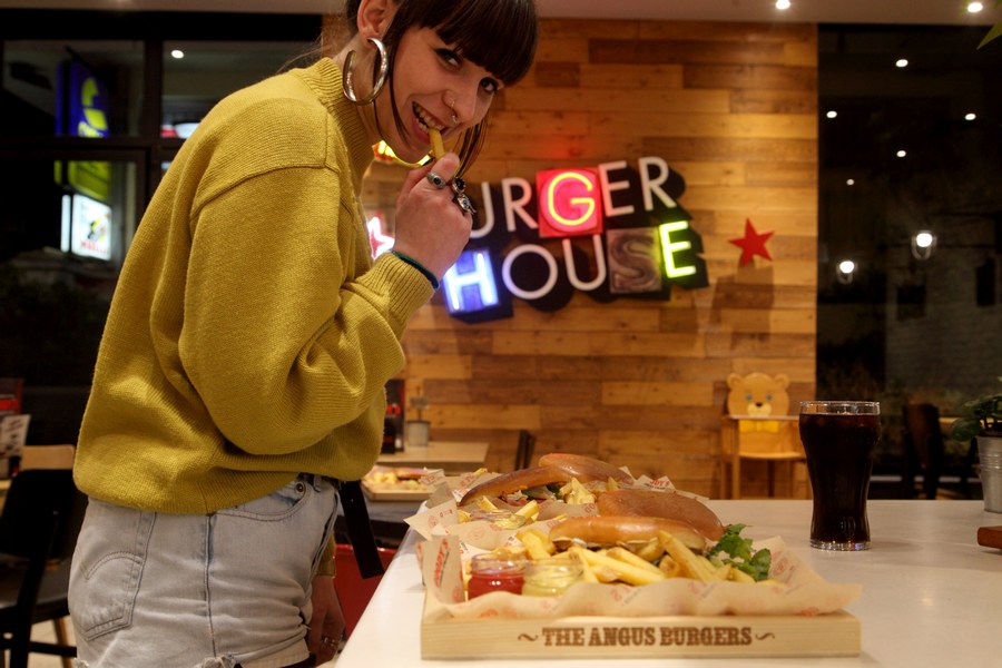 Και μάλλον το διασκεδάζει