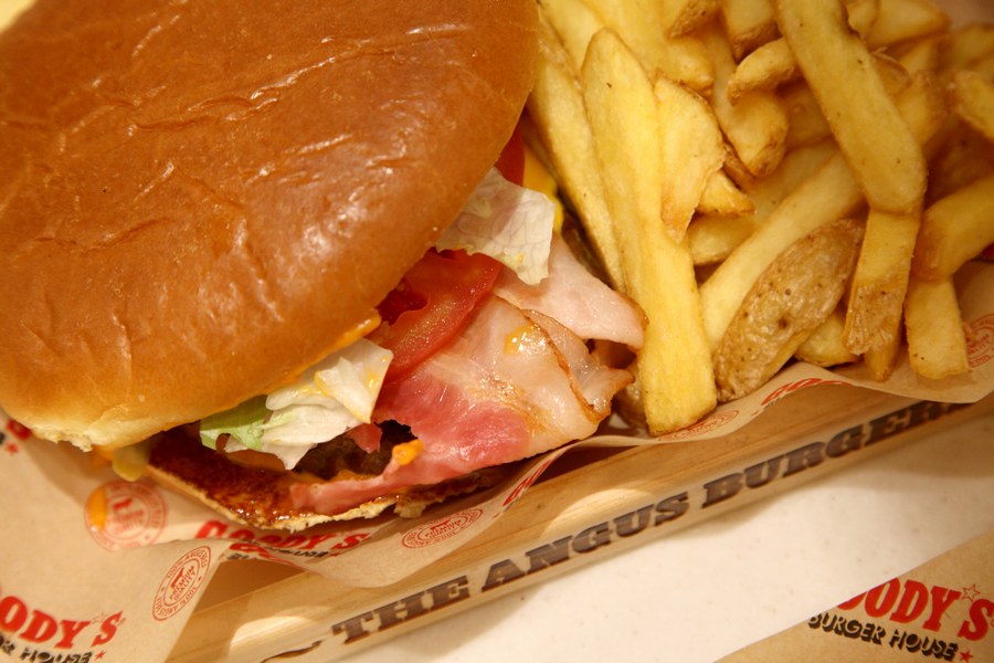 Μαρούλι, τομάτα, τυρί, μπέικον και η θεϊκή BBQ sauce πλαισιώνουν το ζουμερό Angus μπιφτέκι