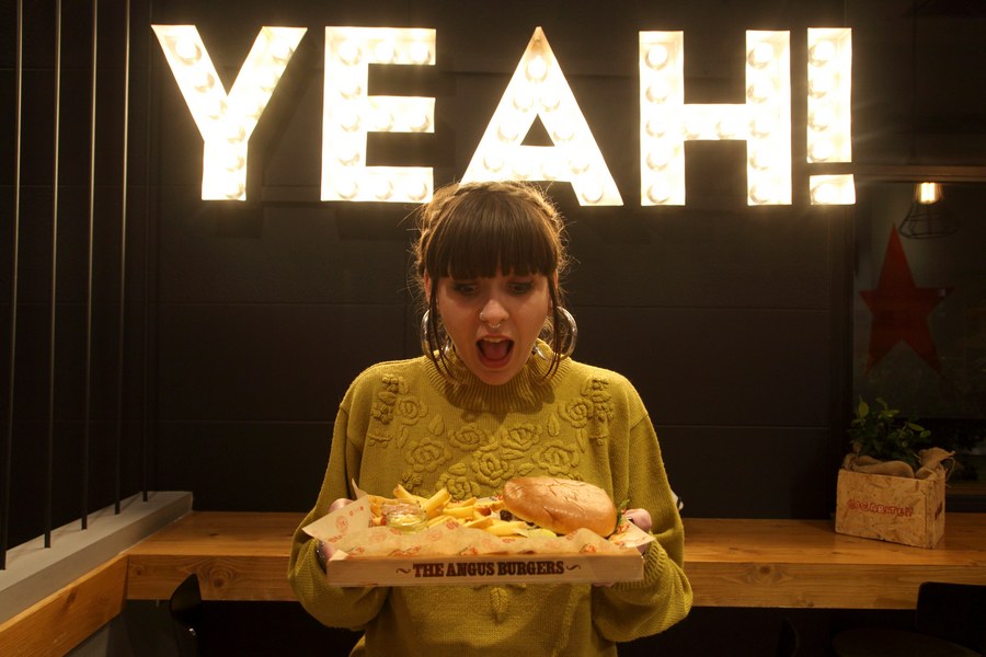 Ενθουσιασμένη με το Texas BBQ η συντάκτρια της Popaganda, Φιλίππα Δημητριάδη.