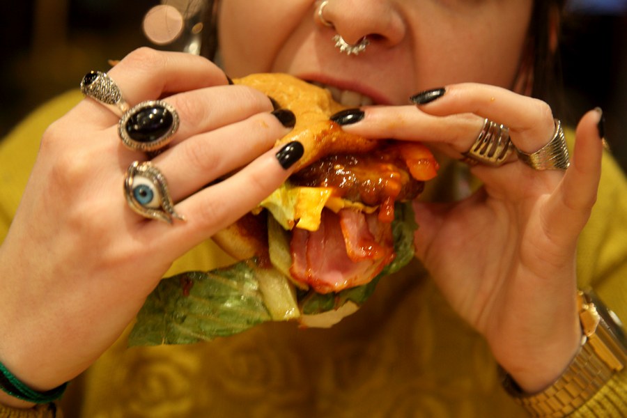 Ντελικάτη συντάκτρια, απολαμβάνει το Texas BBQ