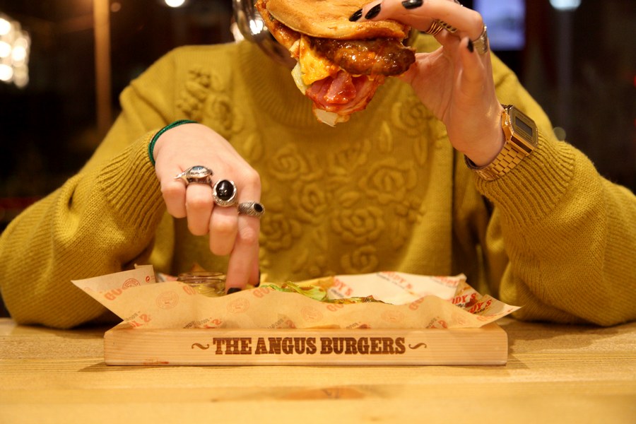 Τσιμπάει και πατατούλα! Και τι πατατούλα, Country Style που σερβίρονται με ketchup & μουστάρδα.