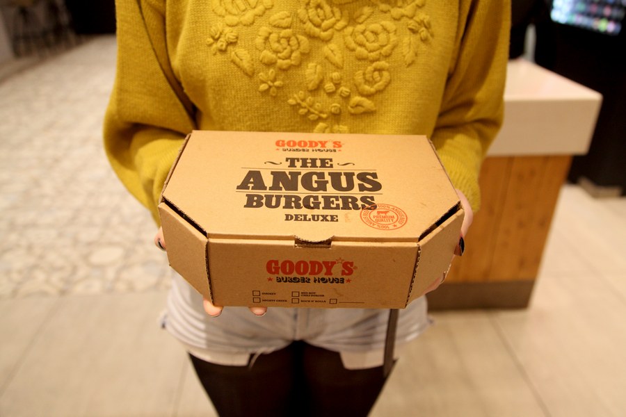 Πήραμε και πακετάκι για το σπίτι, καθώς τα νέα Angus Burgers σε χορταίνουν μεν, αλλά δε σε φουσκώνουν!