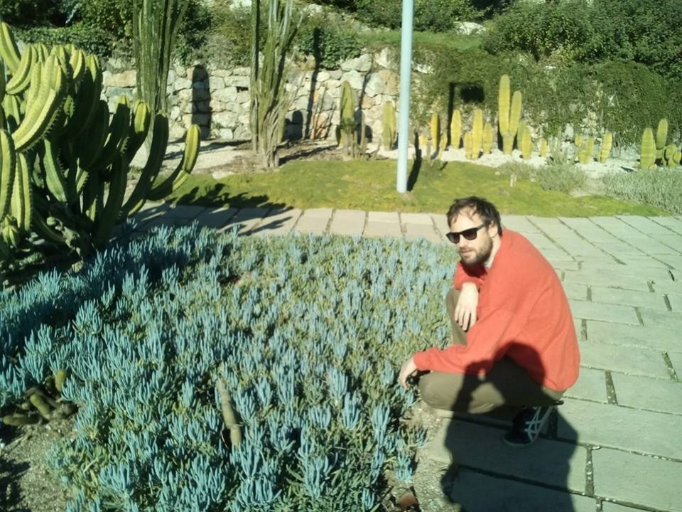 Ο Έλληνας κομίστας και μουσικός Ilan Manouach που δημιούργησε το Shapereader.