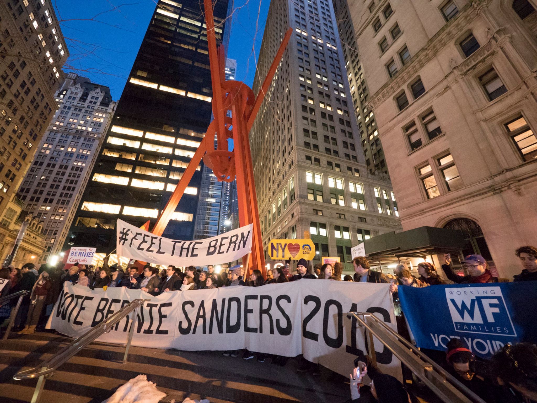 Το WFP σε συγκέντρωση υπέρ του υποψήφιου για το χρίσμα των Δημοκρατών, Μπέρνι Σάντερς.