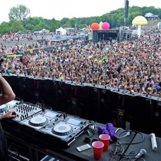 To Σάββατο τραπάρουμε στο υπόγειο πάρκινγκ, στο Χυτήριο.