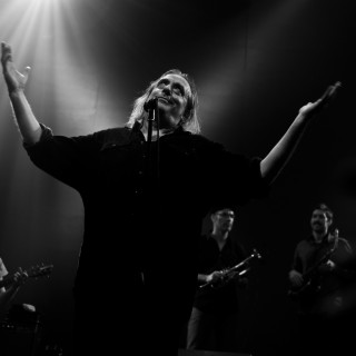 Ο Αγγελάκας τελικά ξαναγυρνάει σ’ εμάς (ή εμείς στον Αγγελάκα;)