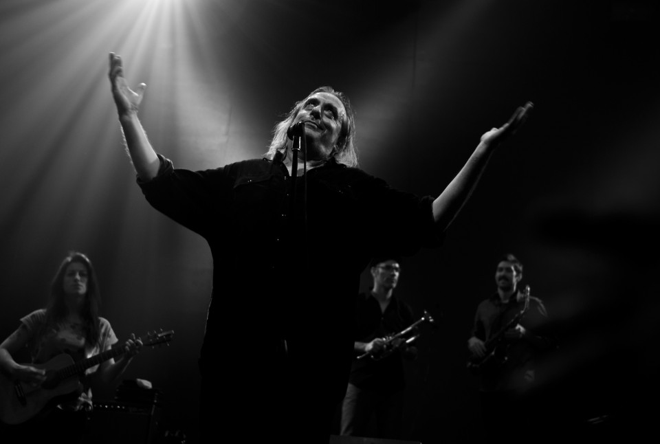 Ο Γιάννης Αγγελάκας και το καινούριο του συγκρότημα σε συναυλία στο Piraeus 117 Academy, Αθήνα, Φεβρουάριος 2016