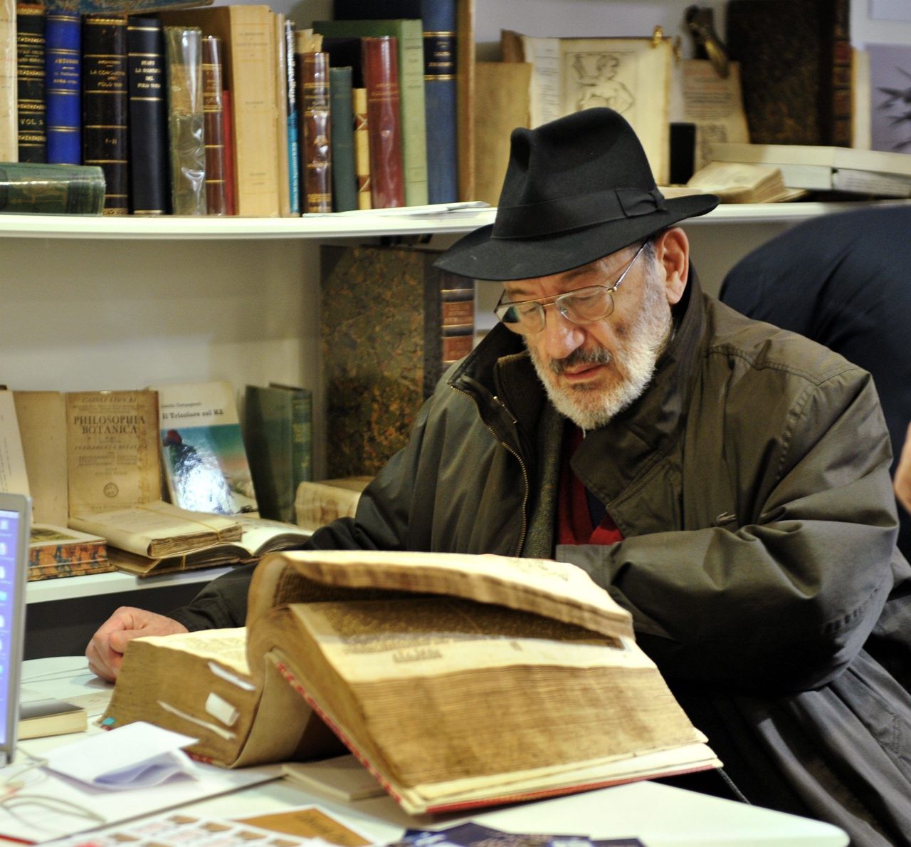 Ο Ουμπέρτο Έκο στη Διεθνή Έκθεση Αρχαίων Βιβλίων, στο Palazzo Mezzanotte του Μιλάνο.